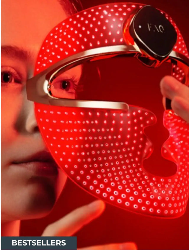 "Primer plano de una mujer con una mascarilla facial LED de la marca FAQ encendida, emitiendo una luz roja brillante. La mujer sostiene la mascarilla con la mano. El texto superpuesto dice: 'BESTSELLERS'.