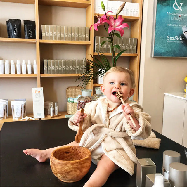 Bebé con albornoz de algodón certificado 100% orgánico de SeaSkin Life. Bebé con albornoz de algodón certificado 100% orgánico de SeaSkin Life.