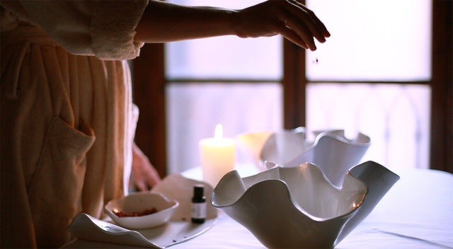 ritual de bienvenida con flores y aromaterapia