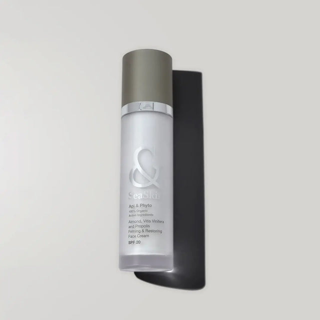 Envase de crema facial reafirmante de Seaskin, 100% orgánico con Almendra, Vitis Vinifera y Propóleos sobre mesa blanca.