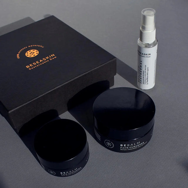 Envases de Bebalm Face Cleanser (bálsamo limpiador), Bebloom Seathermal Geranio (bruma reguladora) y Bebalm Face Antiaging Glow (bálsamo SuperVitamínico). Legen Sie das eine Gesichtsritual fest