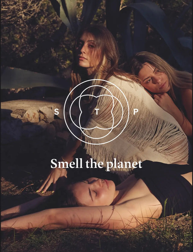 Tres chicas relajadas en la naturaleza promocionando la marca de bienestar Smell the Planet.