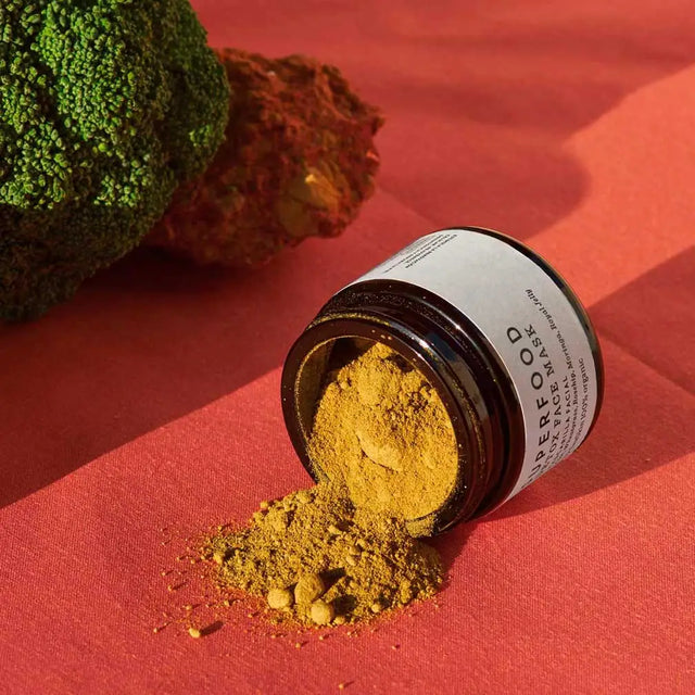 Envase de mascarilla facial antioxidante de Beseaskin, 100% orgánica con Açai, Wheatgrass, Escaramujo, Moringa y Jalea Real, sobre mesa naranja.