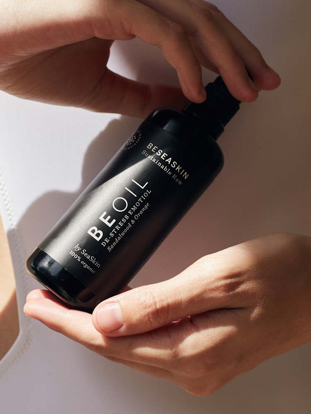 Botella de aceite BeOil sostenida entre manos, resaltando el cuidado natural y la pureza del producto. Botella de aceite BeOil sostenida entre manos, resaltando el cuidado natural y la pureza del producto.