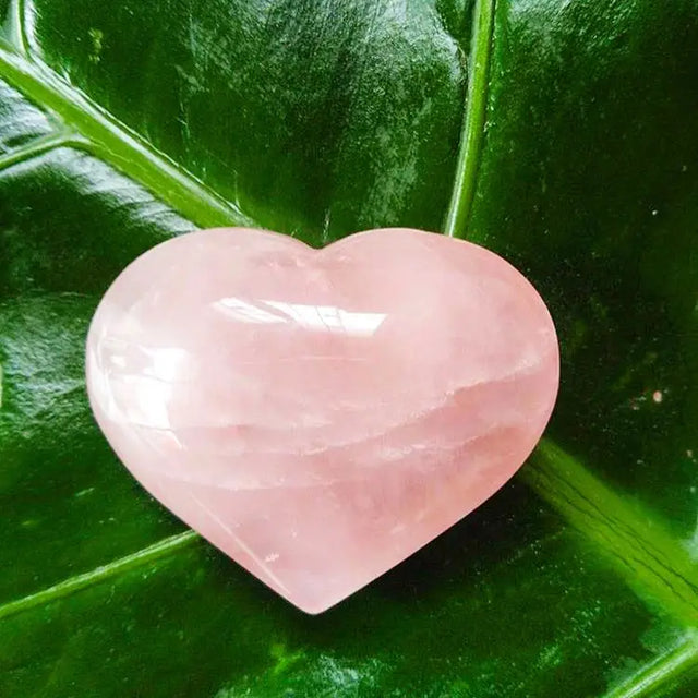 Cuarzo rosa en forma de corazón cristal de amor curación sobre hoja verde. Haushaltswaren | Rosenquarz Herz