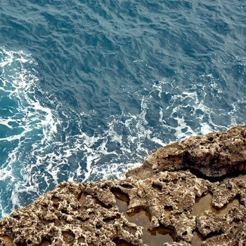 Paisaje mediterráneo con mar y naturaleza que favorece bienestar, calma y longevidad. Paisaje mediterráneo con mar y naturaleza que favorece bienestar, calma y longevidad.