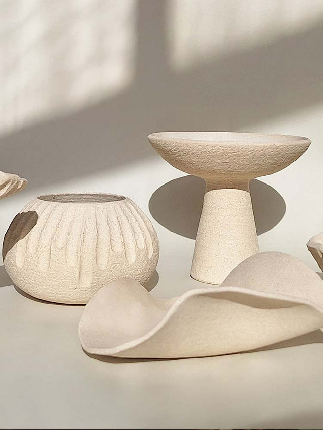 Conjunto de piezas decorativas de cerámica en tonos neutros, destacando formas orgánicas y minimalismo bajo luz natural. Conjunto de piezas decorativas de cerámica en tonos neutros, destacando formas orgánicas y minimalismo bajo luz natural.