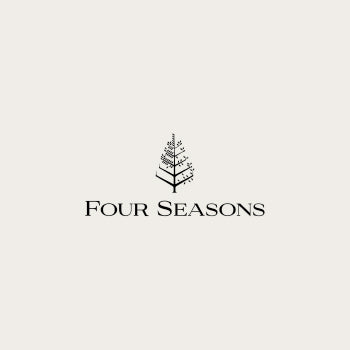 Logotipo de Four Seasons, con el texto y el ícono de un árbol o follaje estilizado.