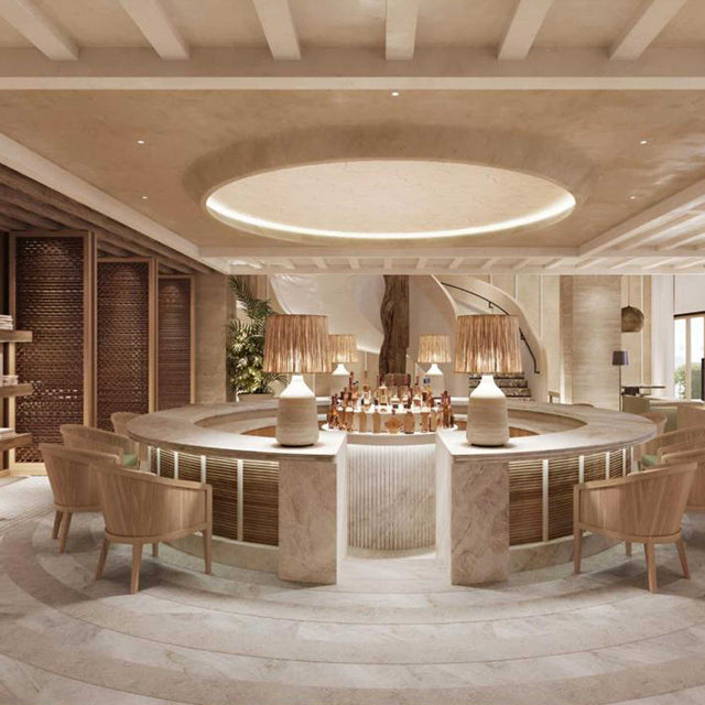 Bar circular en el Hotel Four Seasons Formentor, con diseño elegante en tonos neutros, creando un ambiente cálido y acogedor.