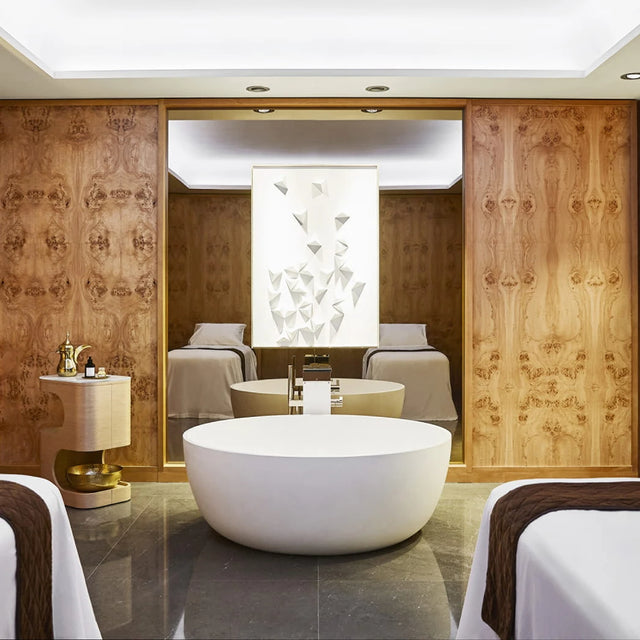 Cabina de spa en el Hotel Four Seasons Madrid, con decoración elegante de madera, camas de tratamiento y luz suave. Cabina de spa en el Hotel Four Seasons Madrid, con decoración elegante de madera, camas de tratamiento y luz suave.