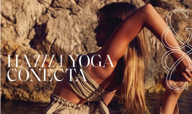 Una mujer realizando una pose de yoga o estiramiento en un entorno rocoso junto al mar, con su cabello largo cayendo sobre su brazo. El texto en la imagen dice: 'HAZLO YOGA CONECTA'. YOGA I Atme Frieden ein, atme Stress aus und lass die Reise zum Gleichgewicht beginnen