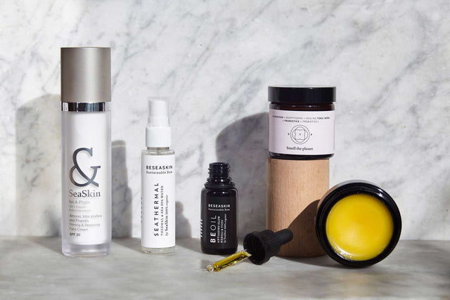 Productos cosméticos SeaSkin Life dispuestos sobre una superficie de mármol, destacando lujo, calidad y cuidado natural. Productos cosméticos SeaSkin Life dispuestos sobre una superficie de mármol, destacando lujo, calidad y cuidado natural.