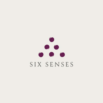 Logotipo de Six Senses con el ícono de seis puntos circulares púrpuras.