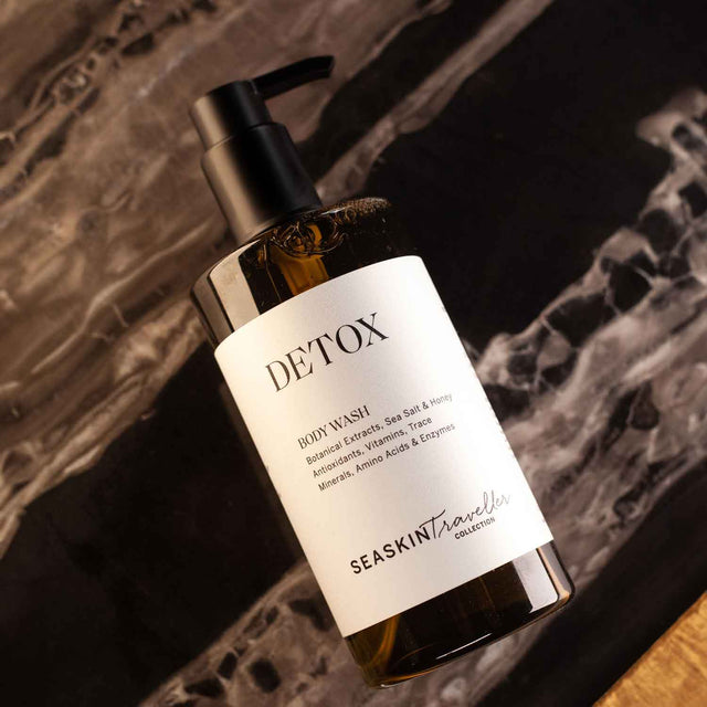 Gel corporal Detox de SeaSkin travellers en fondo oscuro, enfocado en limpieza profunda y revitalización. Gel corporal Detox de SeaSkin travellers en fondo oscuro, enfocado en limpieza profunda y revitalización.
