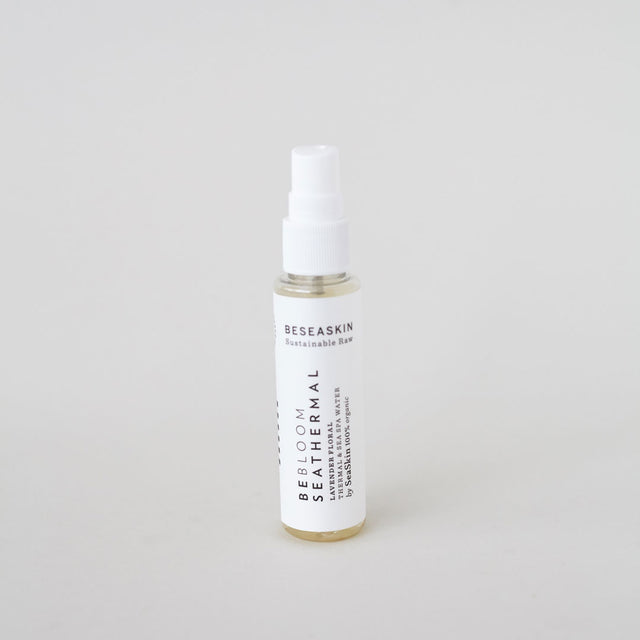 Envase de bruma floral facial calmante de Beseaskin, 100% orgánica a base de Lavanda, Agua Termal y Concentrado de Posidonia con fondo blanco.