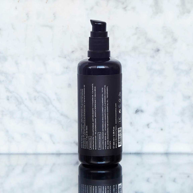 Envase de aceite corporal antiaging de Beseaskin, 100% orgánico a base de Lavanda y Palo de Rosa con fondo de mármol.