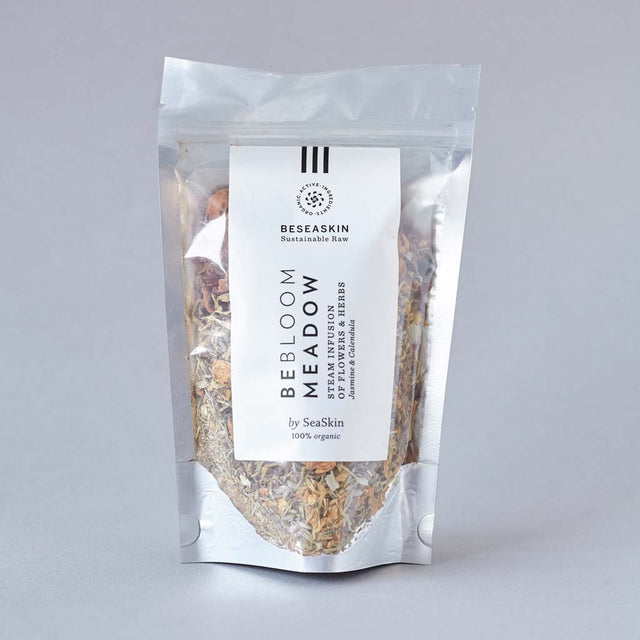 Envase de infusión floral de Beseaskin, 100% orgánica a base de Jazmín y Caléndula con fondo gris.