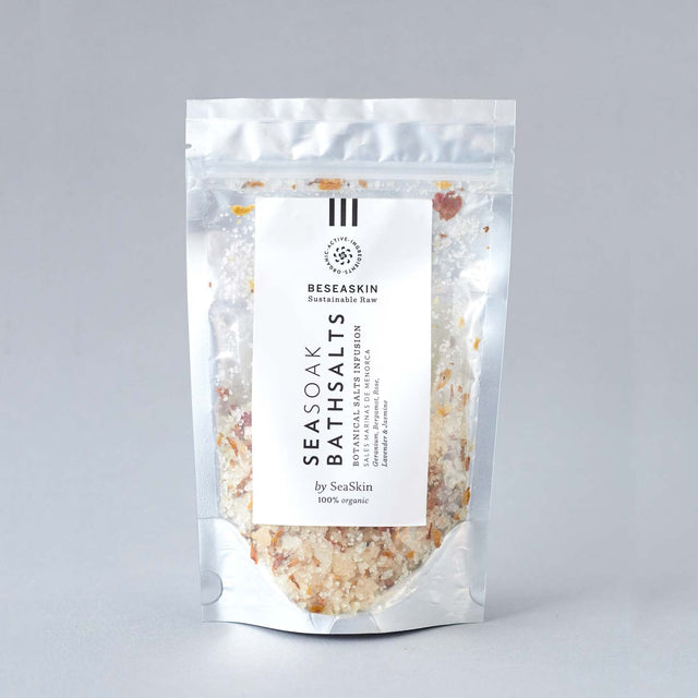 Envase de sales de baño de Beseaskin, 100% orgánicas a base de Geranio, Bergamota, Rosa, Lavanda y Jazmín con fondo gris.