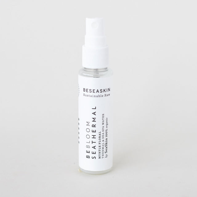 Envase de bruma floral facial calmante de Beseaskin, 100% orgánica a base de Mirto, Agua Termal y Concentrado de Posidonia con fondo blanco.