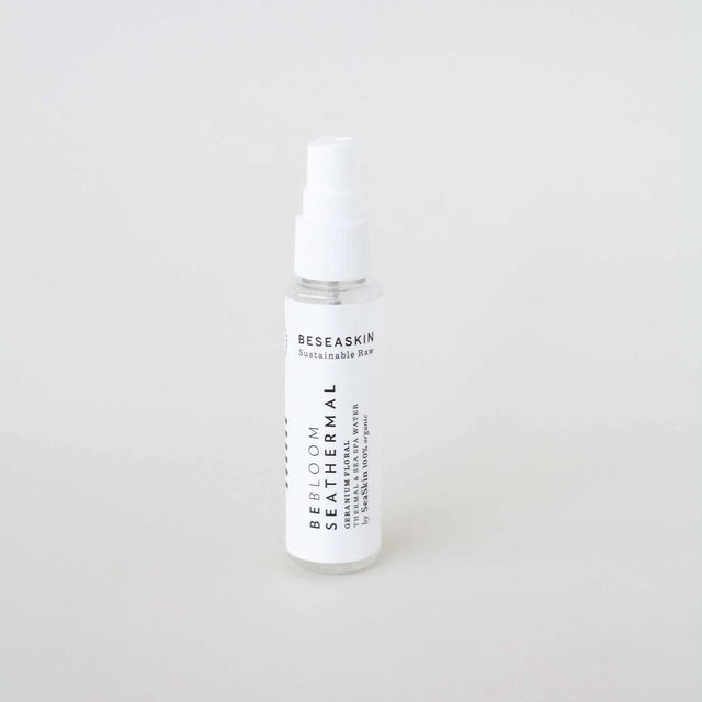 Envase de bruma floral facial reguladora de Beseaskin, 100% orgánica a base de Geranio, Agua Termal y Concentrado de Posidonia con fondo blanco.
