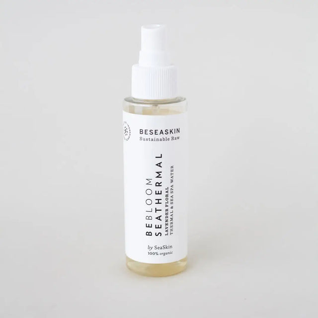 Envase de bruma floral facial calmante de Beseaskin, 100% orgánica a base de Lavanda, Agua Termal y Concentrado de Posidonia con fondo blanco.