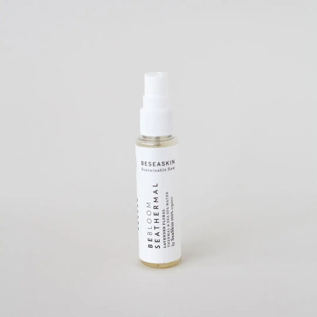 Envase de bruma floral facial calmante de Beseaskin, 100% orgánica a base de Lavanda, Agua Termal y Concentrado de Posidonia con fondo blanco.