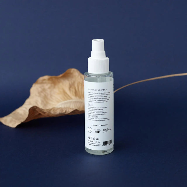 Botella pulverizadora pequeña y transparente (formato de viaje) de 'BE THERMAL' de la marca SEASKIN, con una etiqueta blanca y negra. El envase se presenta sobre un fondo blanco liso.
