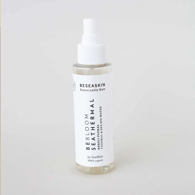 Envase de bruma floral facial equilibrante de Beseaskin, 100% orgánica a base de Neroli, Agua Termal y Concentrado de Posidonia con fondo blanco.