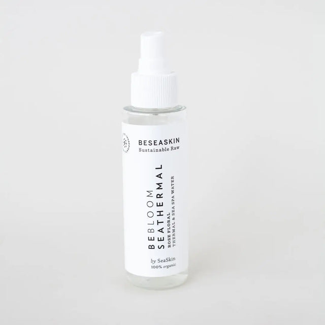Envase de bruma floral facial iluminadora de Beseaskin, 100% orgánica a base de Rosa, Agua Termal y Concentrado de Posidonia con fondo blanco.