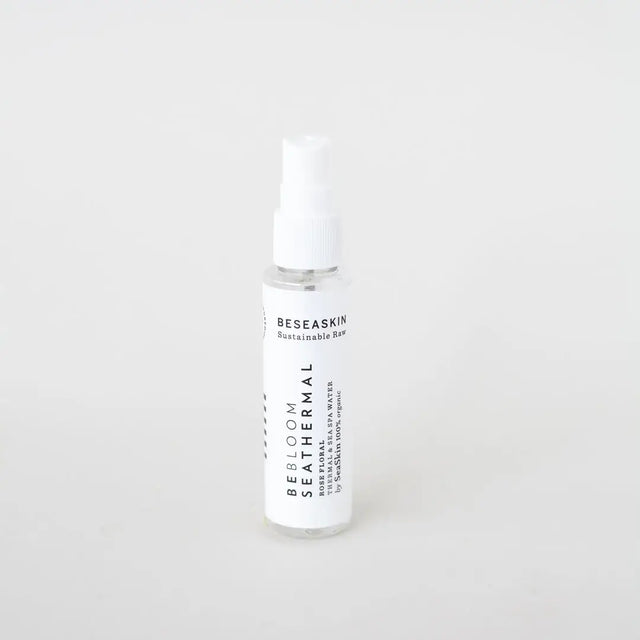 Envase de bruma floral facial iluminadora de Beseaskin, 100% orgánica a base de Rosa, Agua Termal y Concentrado de Posidonia con fondo blanco.
