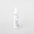 Envase de bruma floral facial iluminadora de Beseaskin, 100% orgánica a base de Rosa, Agua Termal y Concentrado de Posidonia con fondo blanco.