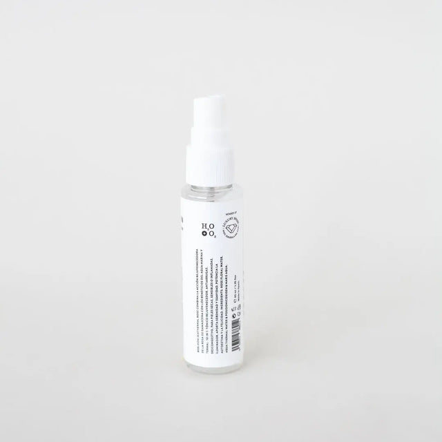 Envase de bruma floral facial iluminadora de Beseaskin, 100% orgánica a base de Rosa, Agua Termal y Concentrado de Posidonia con fondo blanco.
