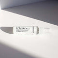 Envase de bruma facial energizante de Beseaskin, 100% orgánica a base de Aloe Vera, Agua Termal y Concentrado de Posidonia sobre mesa blanca.