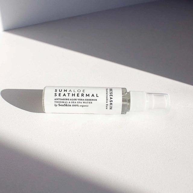 Envase de bruma facial energizante de Beseaskin, 100% orgánica a base de Aloe Vera, Agua Termal y Concentrado de Posidonia sobre mesa blanca.