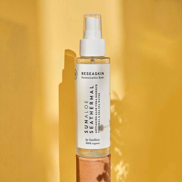 BESEASKIN Sumaloe Seathermal, Bruma facial hidratante calmante en formato spray sobre fondo amarillo intenso.