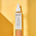 BESEASKIN Sumaloe Seathermal, Bruma facial hidratante calmante en formato spray sobre fondo amarillo intenso.