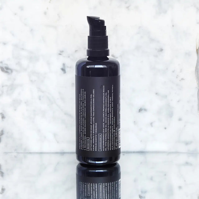 Envase de aceite facial y corporal regenerador de Beseaskin, 100% orgánico a base de Coco y Aloe Vera con un fondo de mármol.