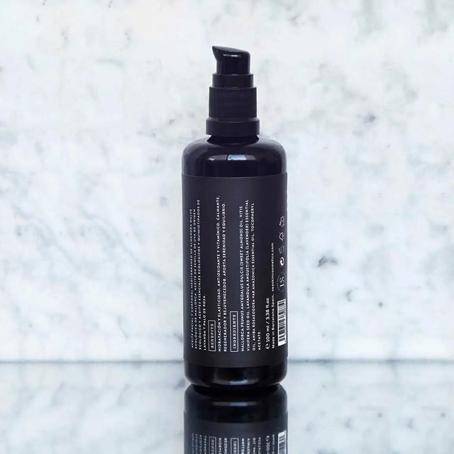 Envase de aceite corporal antiaging de Beseaskin, 100% orgánico a base de Lavanda y Palo de Rosa con fondo de mármol.
