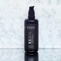 Envase de aceite corporal antiaging de Beseaskin, 100% orgánico a base de Lavanda y Palo de Rosa con fondo de mármol.