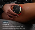 Una persona aplicando el dispositivo de tonificación 'FAQ 411' negro y dorado con luces LED rojas en su muslo, donde se ha aplicado previamente una capa de producto cremoso. El texto indica: 'NUEVO FAQ™ 411. Dispositivo de tonificación con microcorrientes duales y LED rojo'.