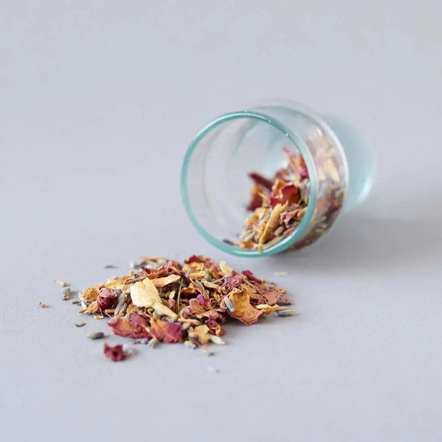 Envase de infusión floral de Beseaskin, 100% orgánica a base de Jazmín y Caléndula con fondo gris.