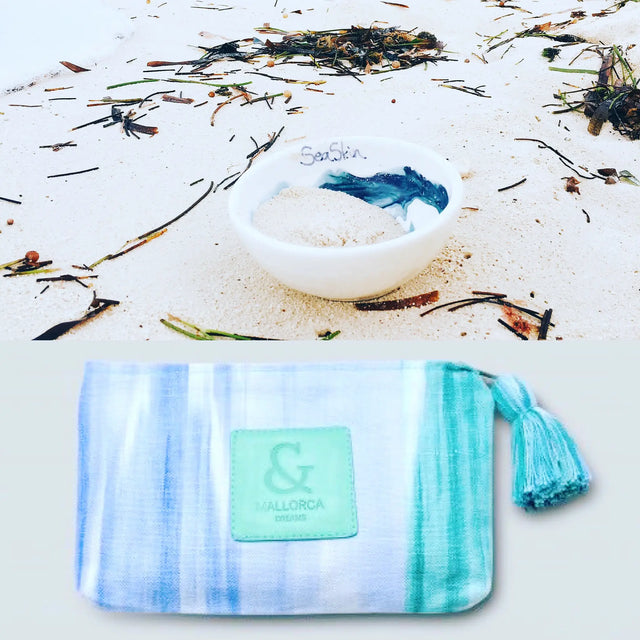 Neceser con estampado de lengua mallorquina con colores blancos, azules y turquesas y logo de SeaSkin Life en el centro, al lado de una cerámica de SeaSkin Life.