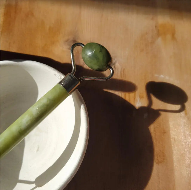Rodillo facial de piedra jade verde masajeador antiedad para drenaje linfático.