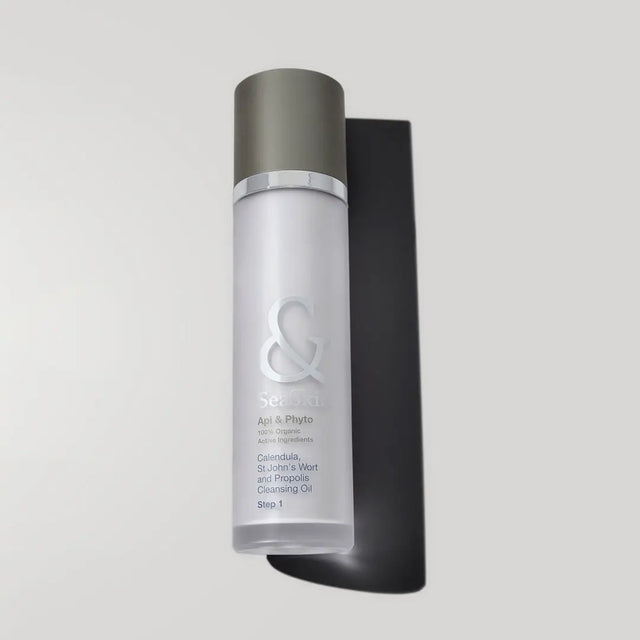Envase de fluido limpiador purificante de Seaskin, 100% orgánico con Caléndula, Hierbas de San Juan y Propóleos sobre mesa blanca.