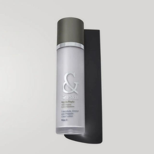 Envase de loción limpiadora purificante de Seaskin, 100% orgánico con Caléndula, Orquídea y Propóleos sobre mesa blanca.