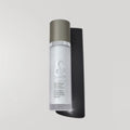 Envase de serum facial antioxidante de Seaskin, 100% orgánico con Vitis Vinifera, Gingko Biloba y Jalea Real sobre mesa blanca.