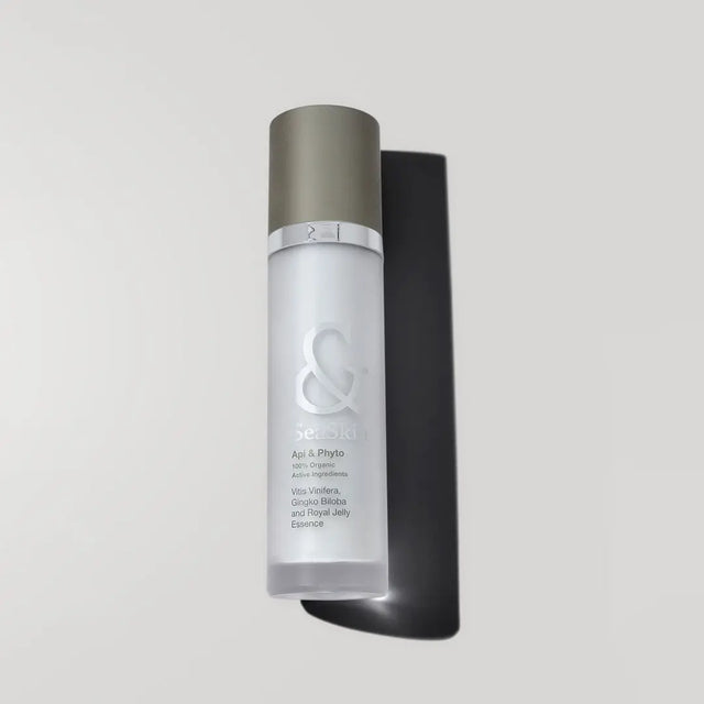 Envase de serum facial antioxidante de Seaskin, 100% orgánico con Vitis Vinifera, Gingko Biloba y Jalea Real sobre mesa blanca.