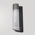 Envase de emulsión corporal hidratante de Seaskin, 100% orgánico con Aloe Vera, Fucus y Miel sobre mesa blanca.