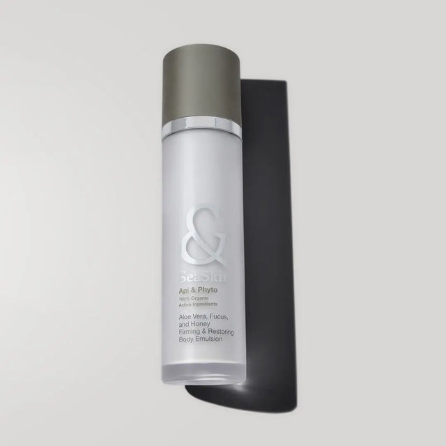 Envase de emulsión corporal hidratante de Seaskin, 100% orgánico con Aloe Vera, Fucus y Miel sobre mesa blanca.
