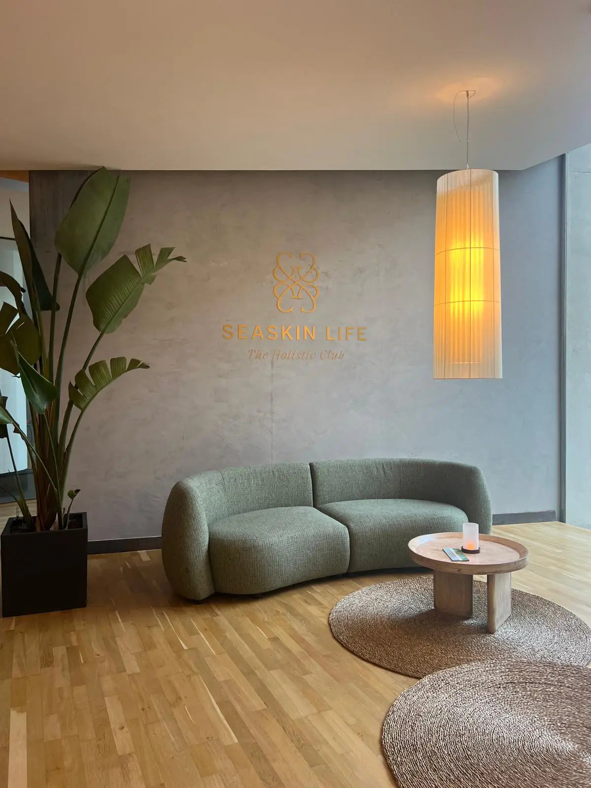 Interior minimalista del spa The Holistic Club, resultado de la colaboración Torre Melina Gran Meliá x Seaskin Life.